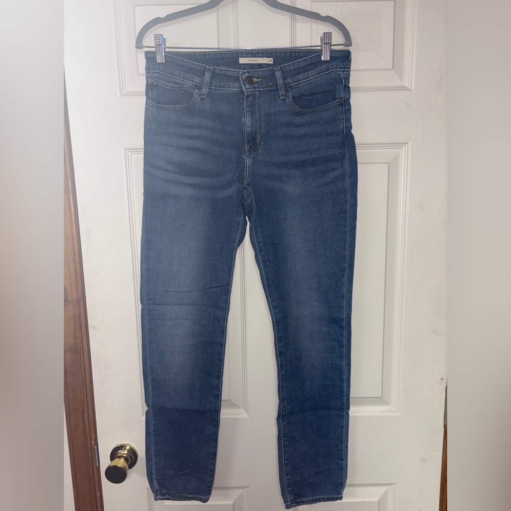 Levi’s 711 Skinny Jeans! Size 29 in GREAT CONDITION!